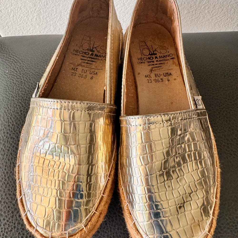 Gold Crocodile Pattern Women espadrille size 6